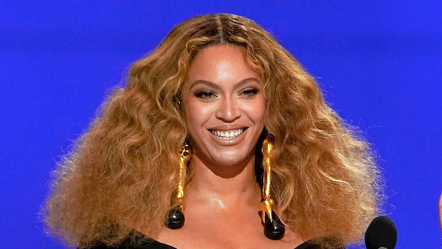 In dem neu angekündigten Film "Mufasa: Der König der Löwen" spricht US-Sängerin Beyoncé die Löwin Nala, ihre Tochter Blue Ivy Carter (12) leiht dem Löwenmädchen Kiara ihre Stimme.