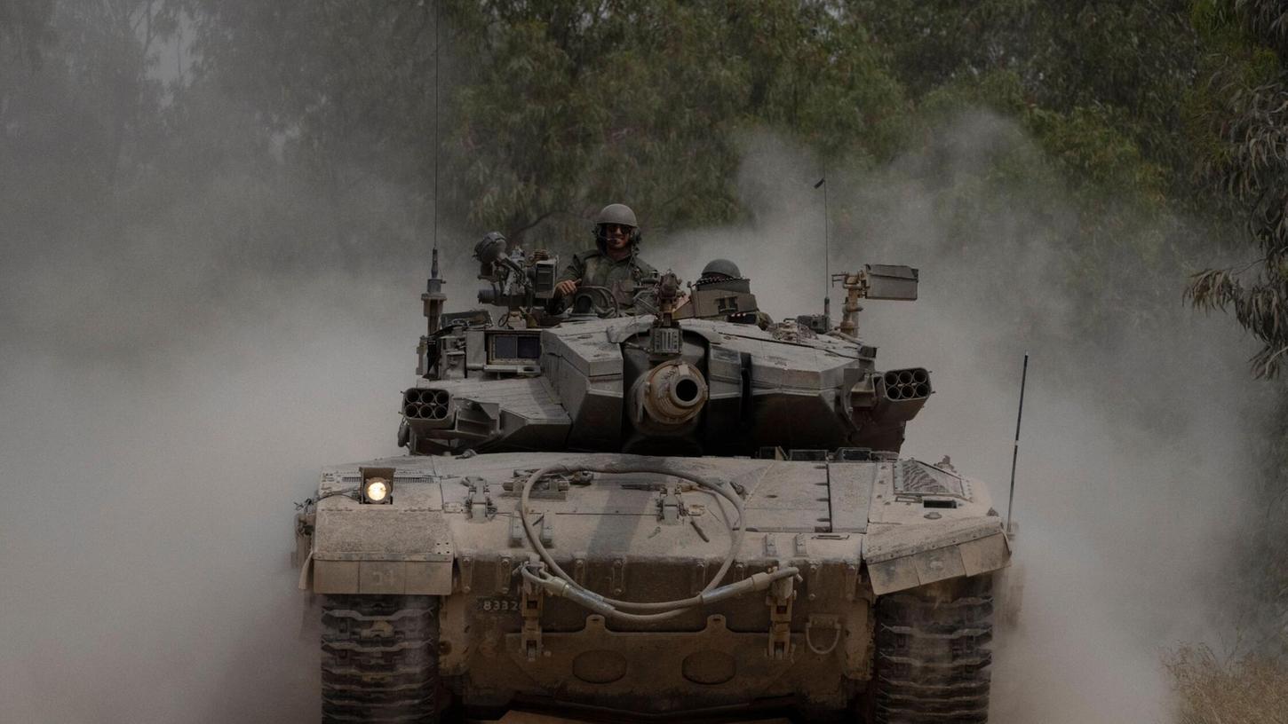 Israelische Soldaten auf einem Panzer nahe der Grenze zwischen Israel und Gaza.