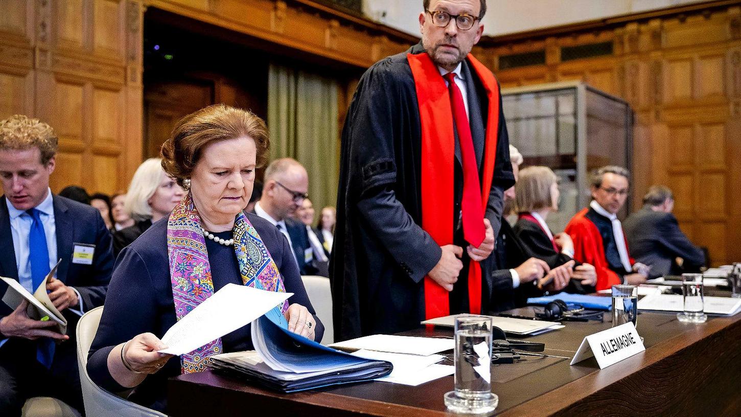 Tania von Uslar-Gleichen (l), Justiziarin und Leiterin der Rechtsabteilung des Auswärtigen Amtes von Deutschland, am zweiten Tag der Anhörung vor dem Internationalen Gerichtshof.