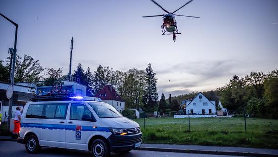Mountainbiker stürzt in Zirndorf - Notarzt wird vom Rettungshubschrauber abgeseilt