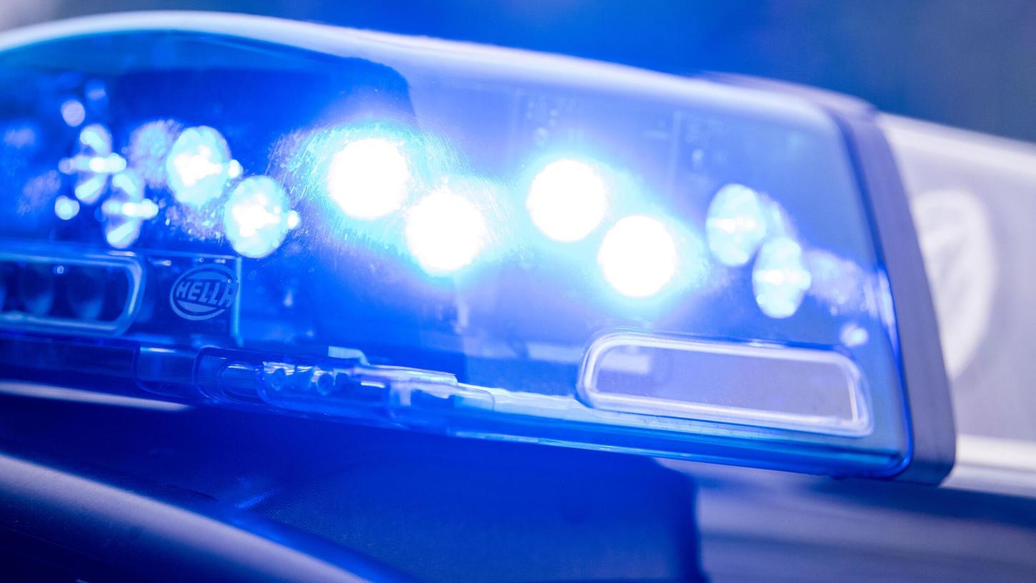 Ein Blaulicht leuchtet an einer Polizeistreife (Symbolfoto).