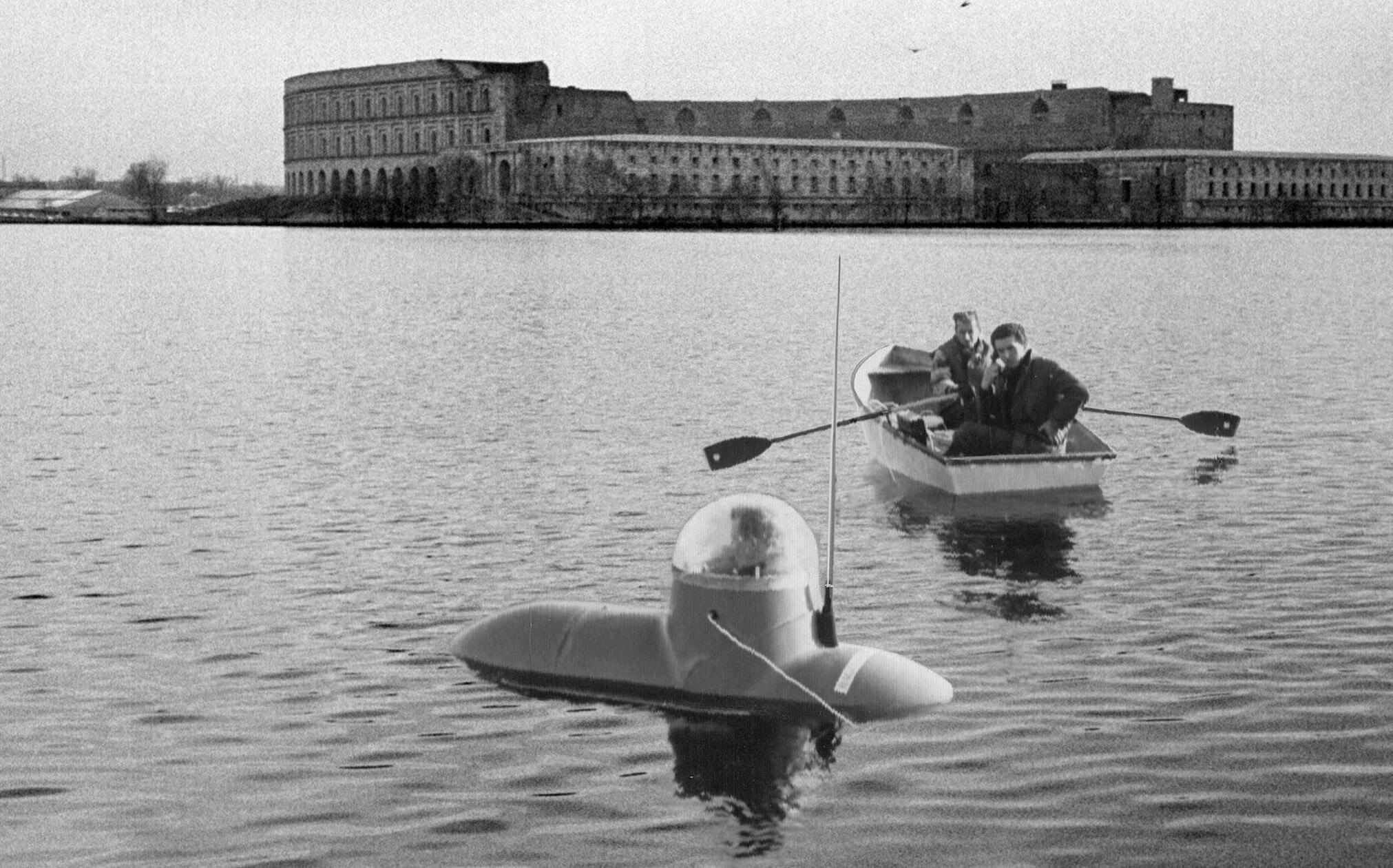Es war ein einsamer Vormittag für die zwei Reporter, die am 1. April 1964 am Dutzendteich auf U-Boot-Begeisterte warteten. Die NN hatten am Tag davor die Vorführung des elektronischen Einmann-U-Boots „Delphin E 24“ angekündigt – illustriert durch eine Fotomontage (unser Bild). Auch eine Probefahrt durch den Stadtrat sollte es geben. Doch der Aprilscherz war wohl zu offensichtlich. Statt einer Menschenmenge schaute nur Bürgermeister Franz Haas vorbei und lachte über den gefloppten Witz der Zeitung. Falls es doch ein paar Hereingefallene gab, blieben diese wohl lieber inkognito und spazierten wie zufällig am Ufer entlang.