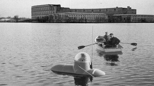 Es war ein einsamer Vormittag für die zwei Reporter, die am 1. April 1964 am Dutzendteich auf U-Boot-Begeisterte warteten. Die NN hatten am Tag davor die Vorführung des elektronischen Einmann-U-Boots „Delphin E 24“ angekündigt – illustriert durch eine Fotomontage (unser Bild). Auch eine Probefahrt durch den Stadtrat sollte es geben. Doch der Aprilscherz war wohl zu offensichtlich. Statt einer Menschenmenge schaute nur Bürgermeister Franz Haas vorbei und lachte über den gefloppten Witz der Zeitung. Falls es doch ein paar Hereingefallene gab, blieben diese wohl lieber inkognito und spazierten wie zufällig am Ufer entlang.