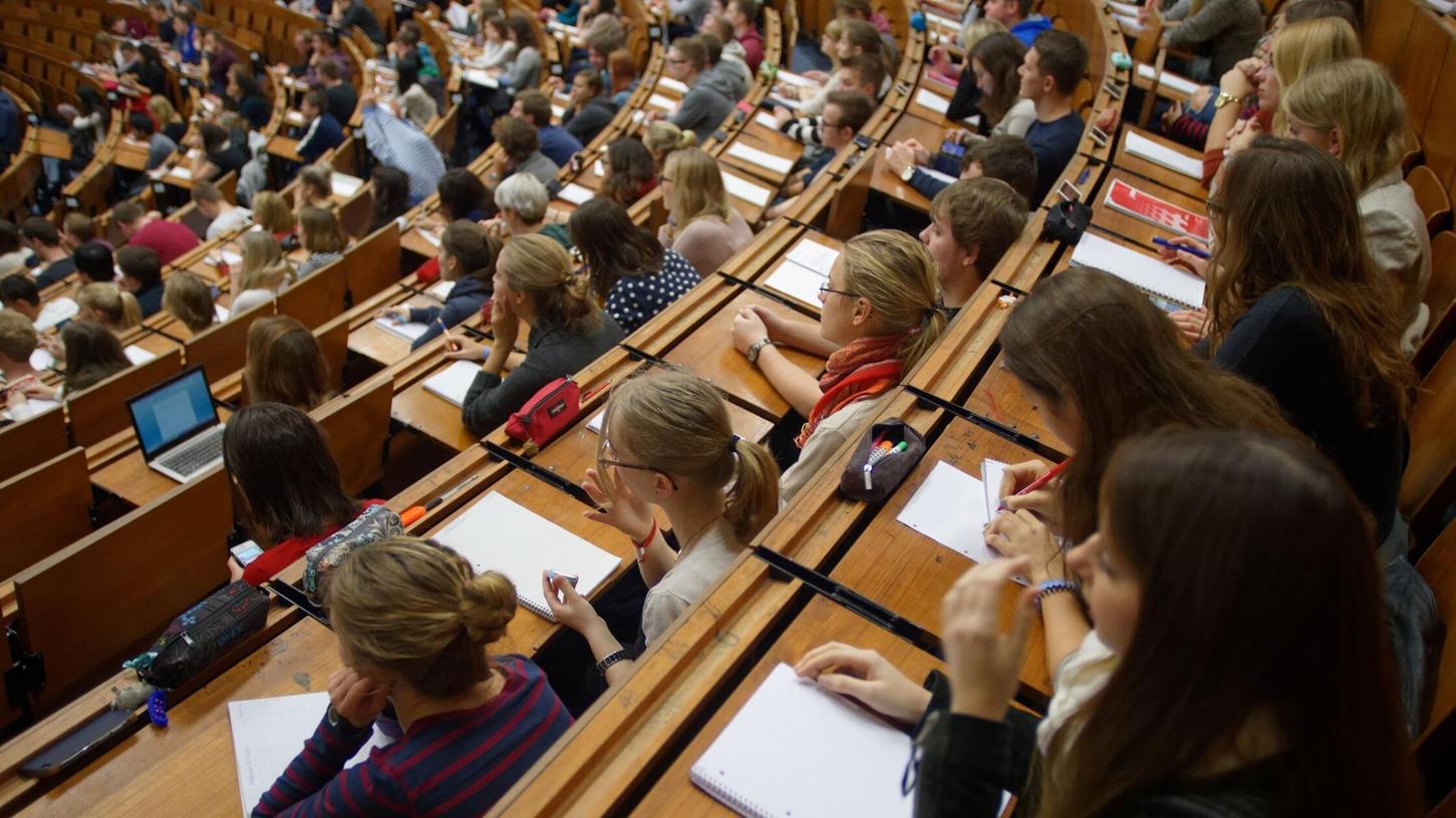 Studenten und Studentinnen während einer Vorlesung.