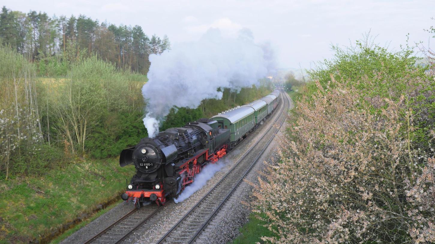 Das Bayerische Eisenbahnmuseum veranstaltet zum dritten Mal das Nördlinger Eisenbahnfest. Aus diesem Anlass fährt der Zug der Fränkischen Museumseisenbahn von Fürth Hbf in das Nördlinger Ries. Gezogen wird der Zug von der Lok 52 8195-1.