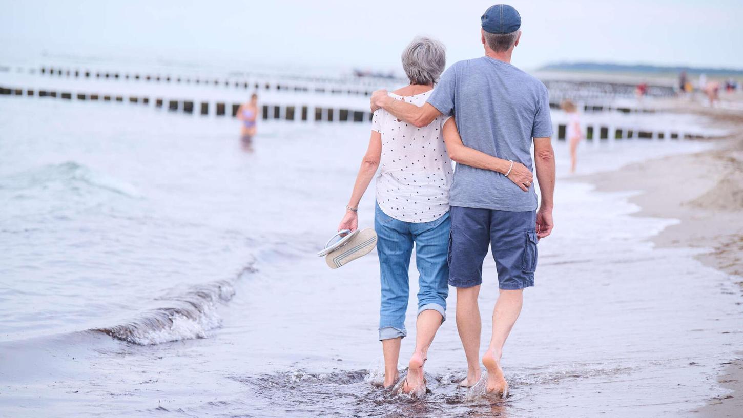 Glück gehabt: Ein Rentnerehepaar geht am Strand der Ostsee in Mecklenburg-Vorpommern Arm in Arm spazieren. Aber auch Alleinstehende können durch Hobbys ihr Alter aufwerten. Glück gehabt: Ein Rentnerehepaar geht am Strand der Ostsee in Mecklenburg-Vorpommern Arm in Arm spazieren. Aber auch Alleinstehende können durch Hobbys ihr Alter aufwerten.