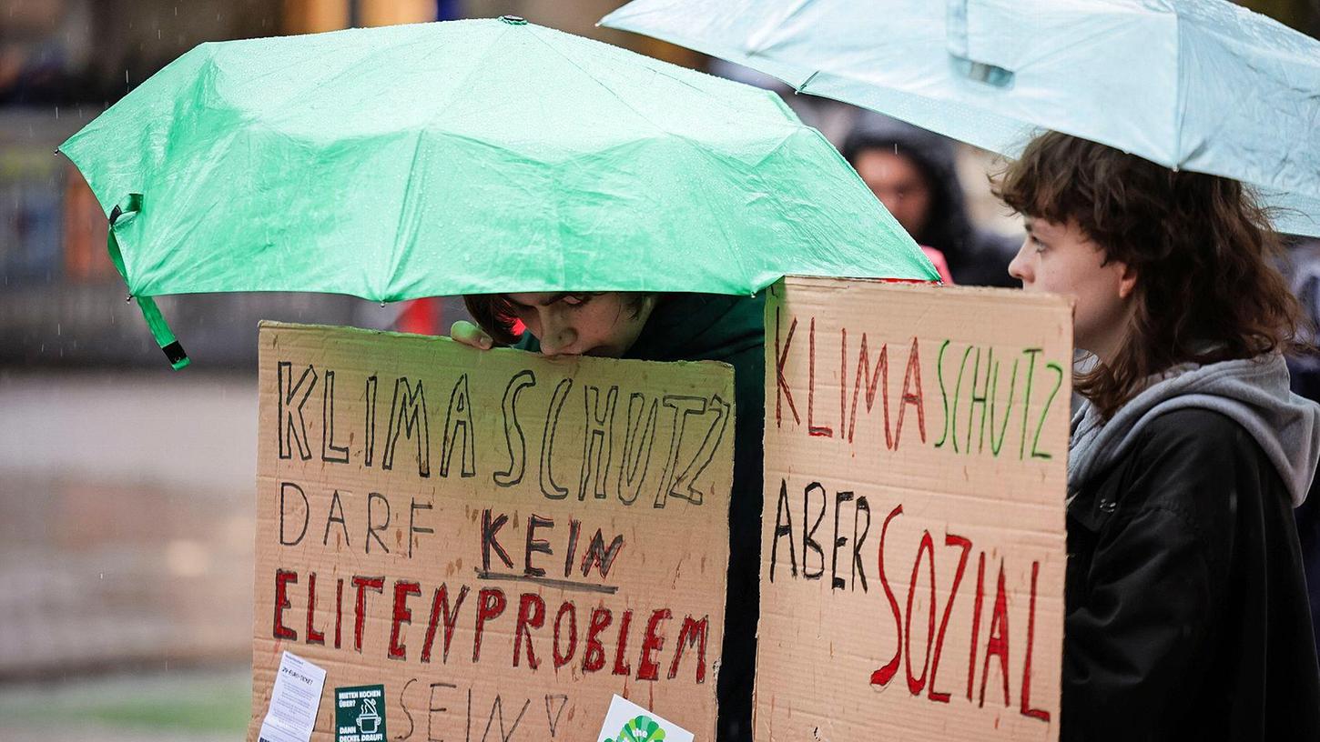 Viele Menschen sorgen sich um die Folgen des Klimawandels - und gehen auf die Straße, um für mehr Klimaschutz zu protestieren.
