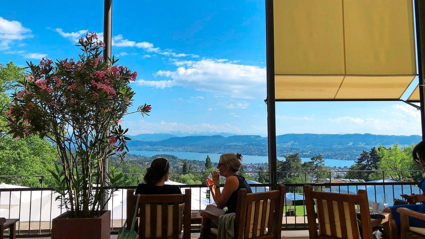 Erfrischungs- und fast schon Endstation eines Spaziergangs: die Terrasse des Sorell Hotels ist auch für Nicht-Gäste geöffnet und lädt zu einem kühlen Drink mit Blick auf den Zürich-See ein.