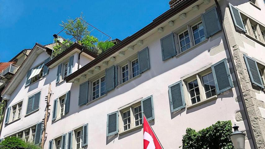 In der Altstadt von Zürich lässt es sich gemütlich durch die Gassen und vorbei an historischen Häusern spazieren.