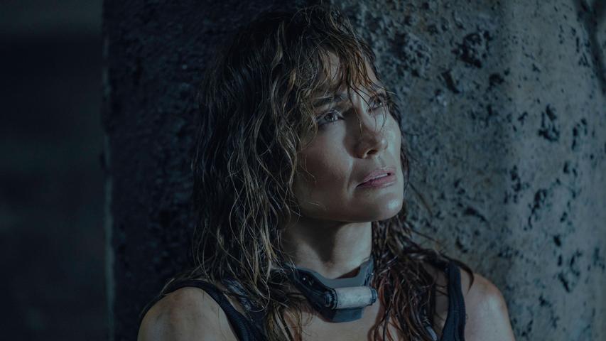 Um nichts geringeres als die Zukunft der Menschheit geht es in "Atlas", dem neuen Film mit Jennifer Lopez. Und eben diese liegt in den Händen der von Jennifer Lopez verkörperten Hauptfigur Atlas. Der düstere, in einer fernen Zukunft spielende Science-Fiction-Actioner startet am 24. Mai bei Netflix. 