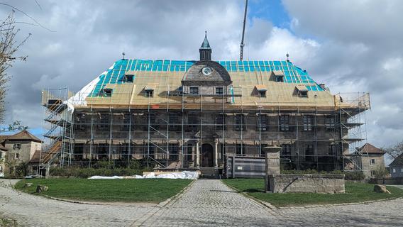 Spannender Fund im Schloss Hemhofen: Was bei der Dachsanierung zutage trat