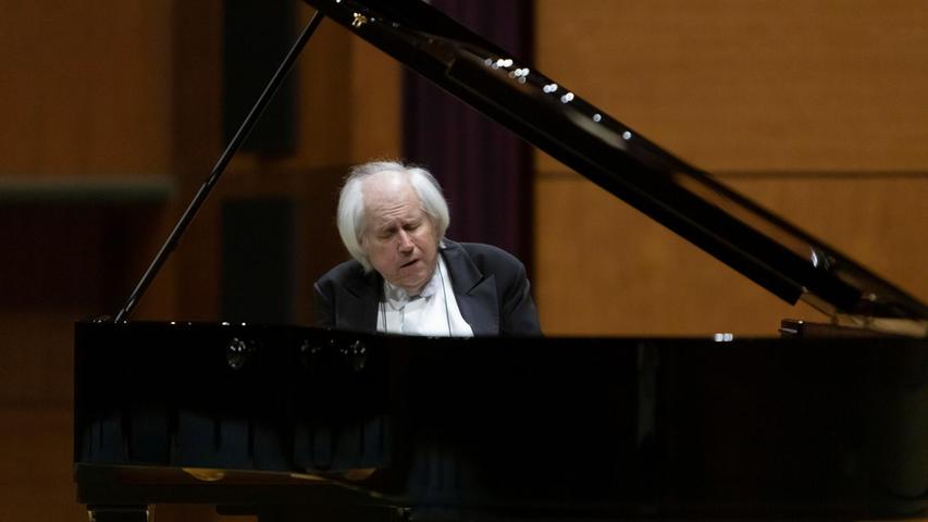 Pianist Grigory Sokolov tritt am Freitag in der Meistersingerhalle auf. Der in Sankt Petersburg geborene Künstler ist ein Star der Klassik und spielt bei seinem Gastspiel Stücke von Chopin und Bach. Beginn: 20 Uhr.