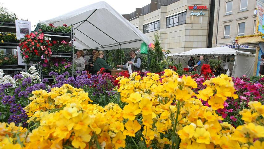 Auf der Fürther Freiheit tut sich von Freitag bis Sonntag ein Gartenmarkt auf. Hier finden Gärtler Blumen, Sträucher, Stauden und Zubehör für Garten, Terrasse und Balkon. Start ist immer um 9.30 Uhr.