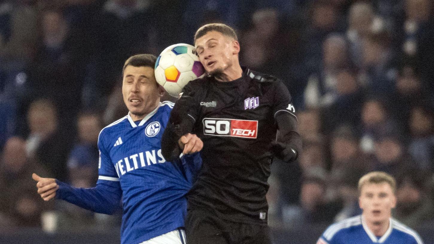 Schalkes Ron Schallenberg (l) und Mickaël Cuisance vom VfL Osnabrück im Hinspiel. Das Rückspiel steht vor der Absage.