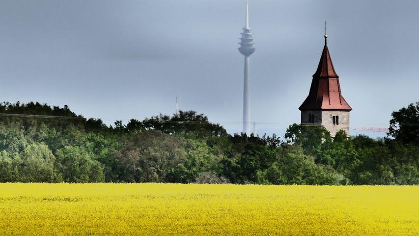 Alt und neu: Blick zwischen Tuchenbach und Veitsbronn auf die Veitskirche mit Fernsehturm