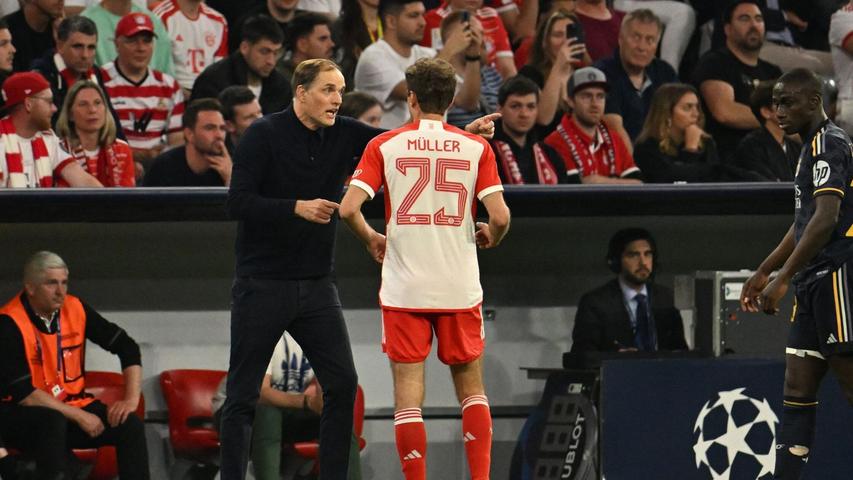 Bayern-Coach Thomas Tuchel (l) gibt neue Anweisungen an Jubilar Thomas Müller.