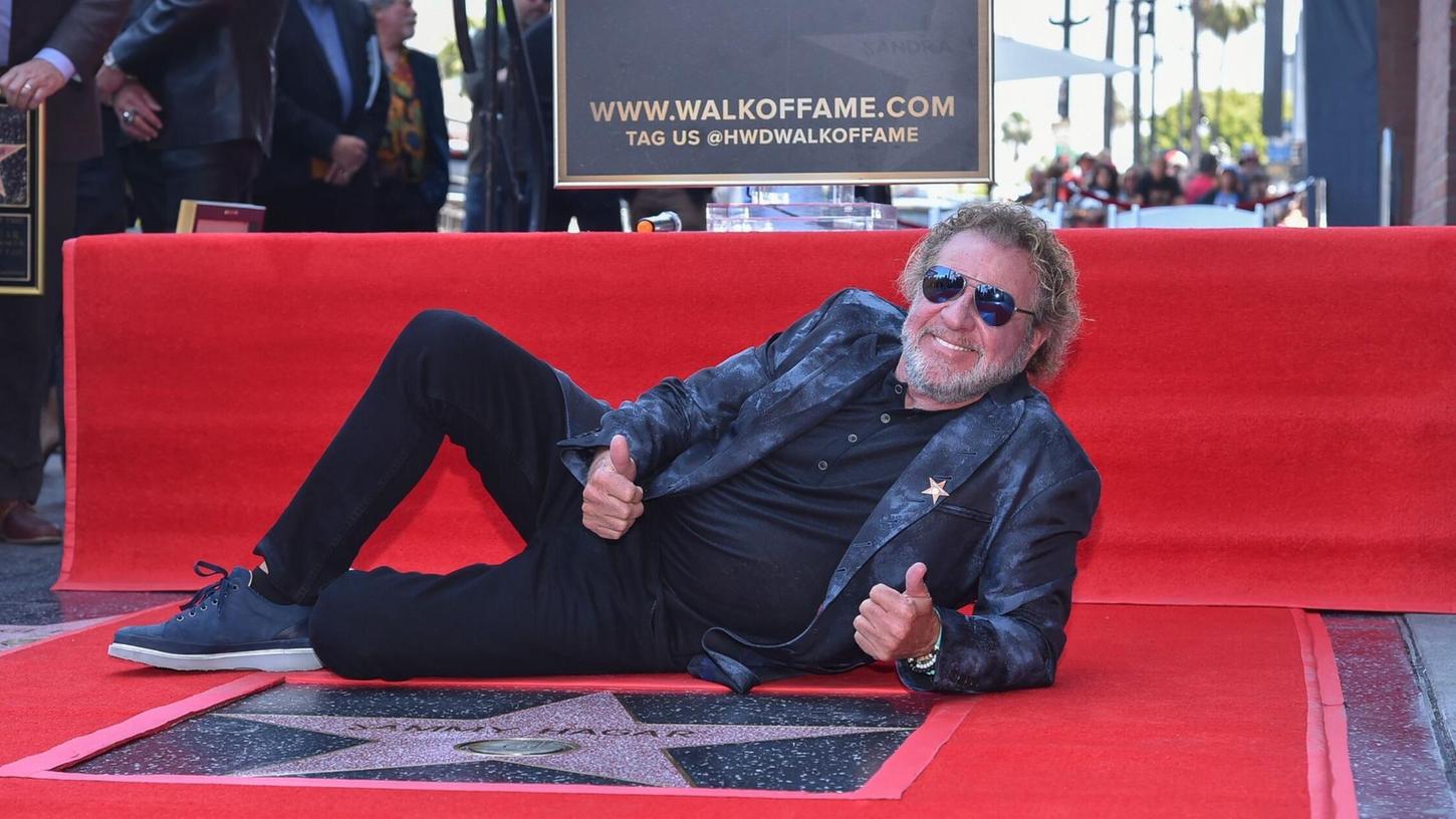 Musiker Sammy Hagar freut sich bei der Zeremonie über seinen Stern auf dem Hollywood Walk of Fame.