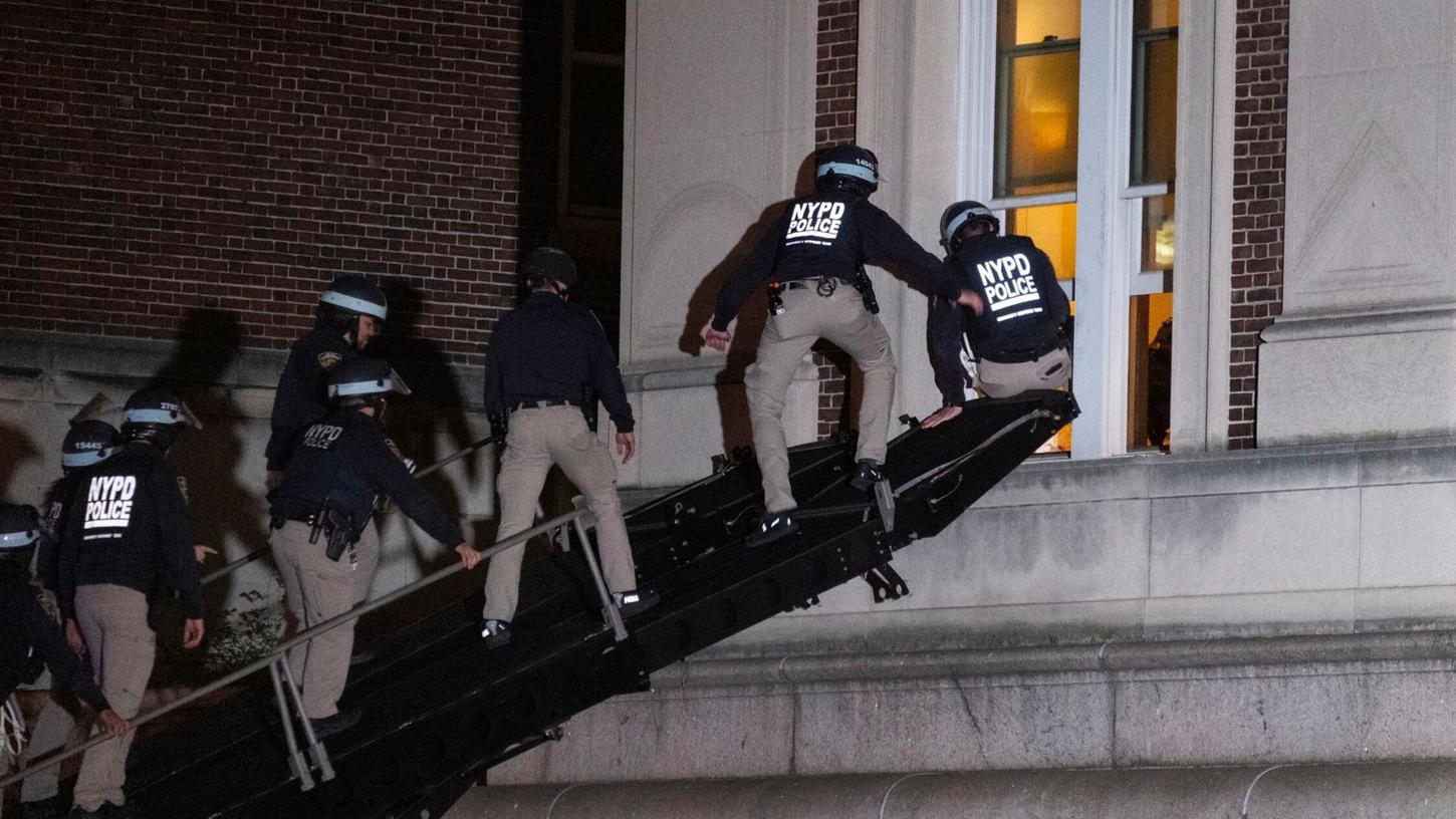 Polizisten dringen in das obere Stockwerk der Hamilton Hall auf dem Campus der Columbia University in New York ein.