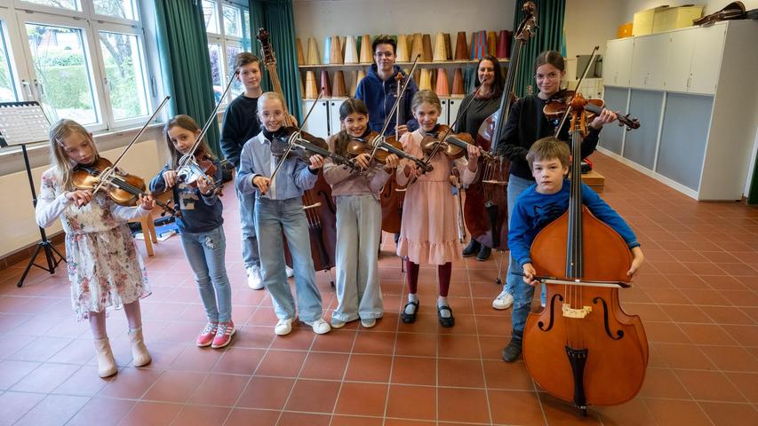 Faszination Kontrabass: An der Grundschule Pölling hat Erstklässler Christian (6) den Bogen raus