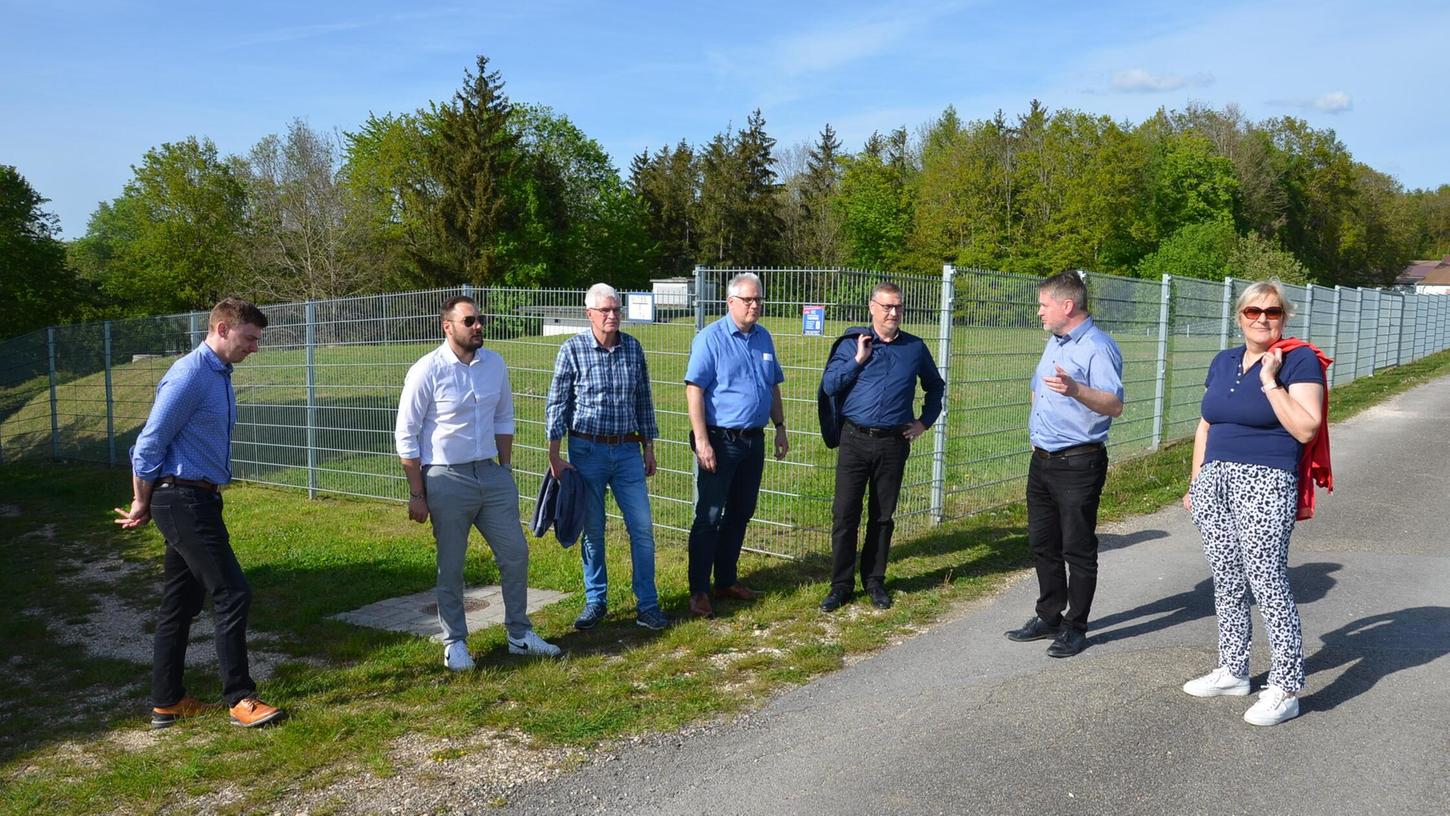 Die CSU Gunzenhausen besucht den Wasser-Hochbehälter (im Hintergrund) auf dem Reutberg, Technischer Betriebsleiter Mario Malorny (2. v. re.) erklärt die Anlage, die die Altmühlstadt mit dem wichtigsten aller Lebensmittel versorgt. Die CSU Gunzenhausen besucht den Wasser-Hochbehälter (im Hintergrund) auf dem Reutberg, Technischer Betriebsleiter Mario Malorny (2. v. re.) erklärt die Anlage, die die Altmühlstadt mit dem wichtigsten aller Lebensmittel versorgt.