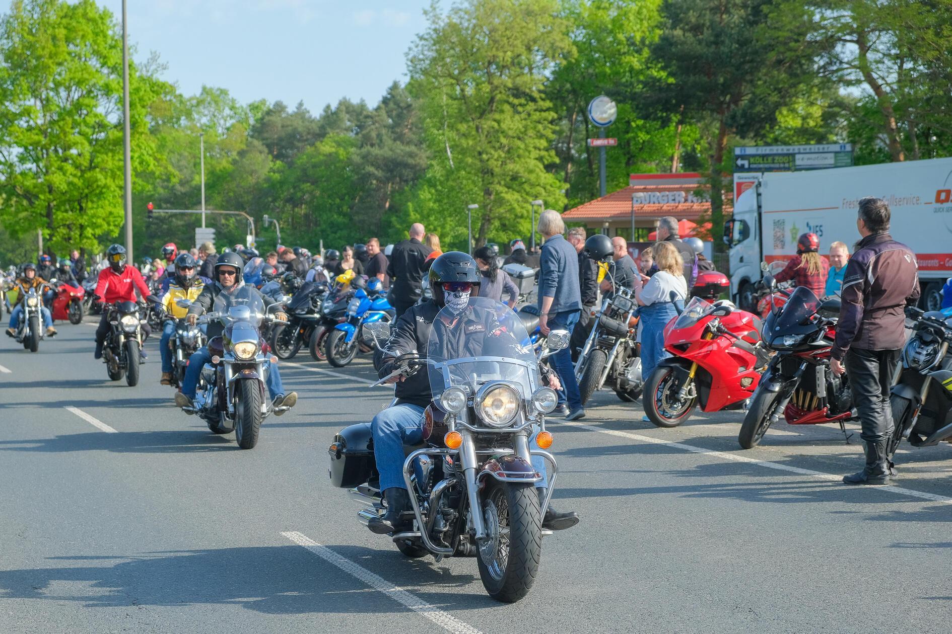 Bei schönstem Wetter ist die Stimmung vor Ort gut, die Vorfreude auf die Saison steigt.