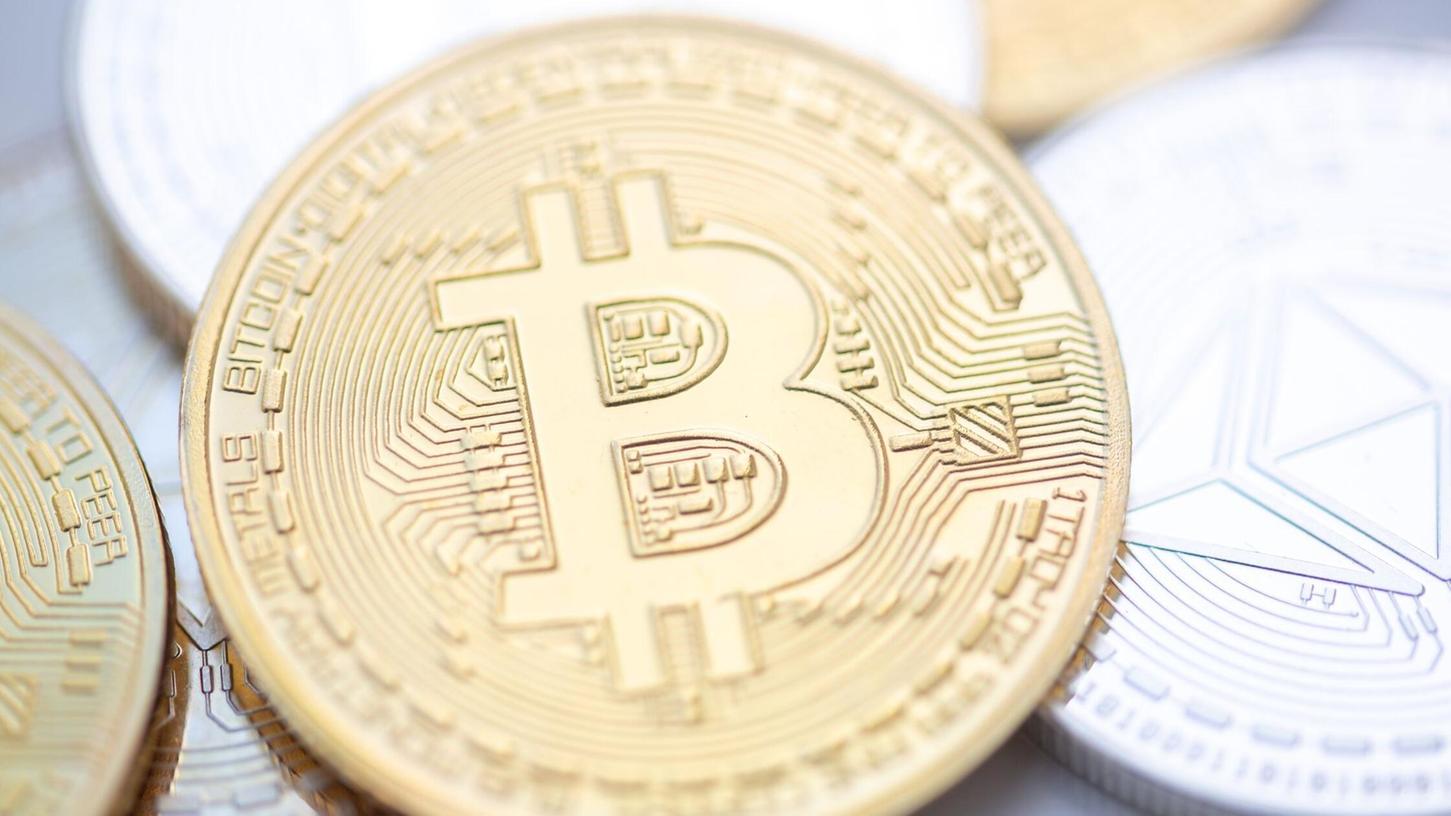 Der Bitcoin hat erneut an Wert verloren - in seinem Schatten gab auh die zweitgrößte Kryptowährung Ether nach.