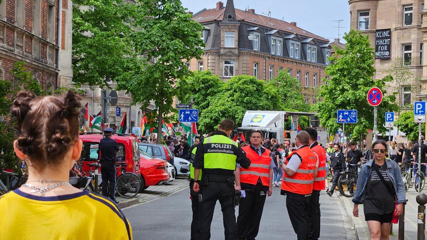 Erster Mai 2024 in Nürnberg: Etwa 500 Personen demonstrieren in Gostenhof
