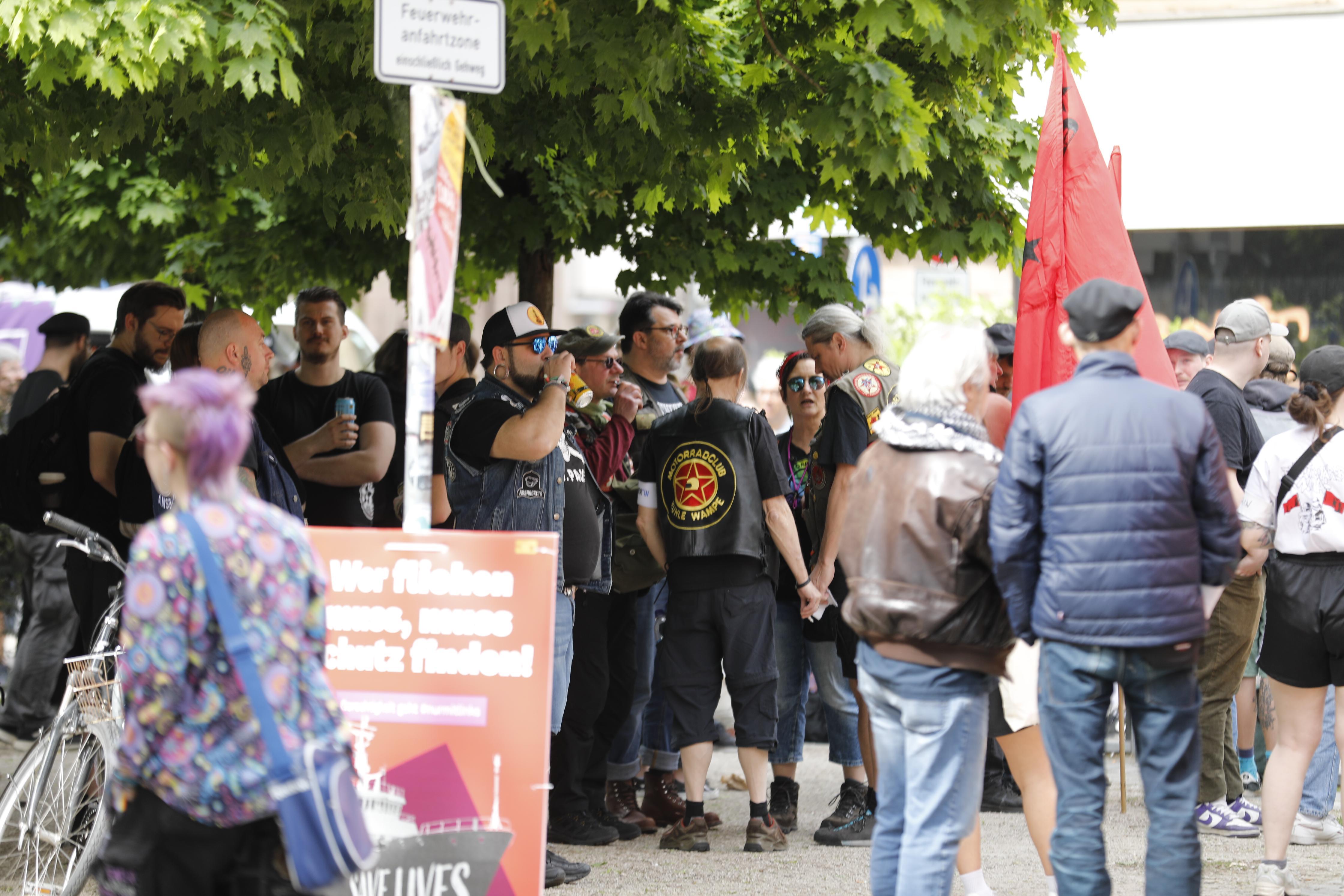 Bislang verlief die Veranstaltung friedlich.