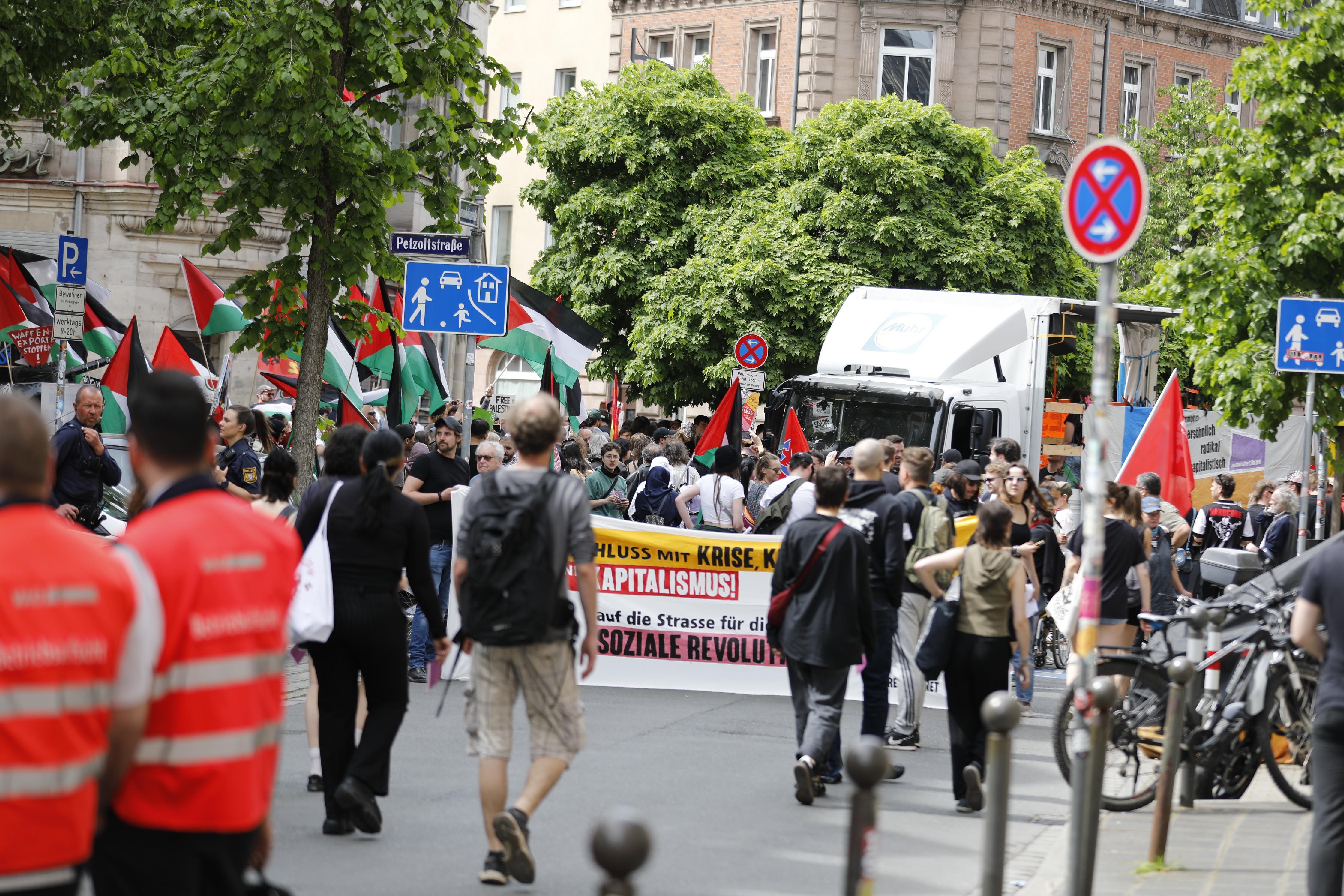 Auch Demonstrierende für Palästina schlossen sich der Veranstaltung an.