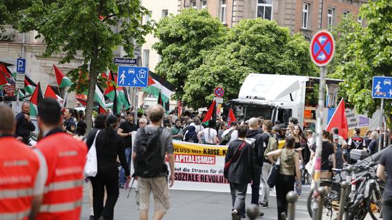 Erster Mai 2024 in Nürnberg: Etwa 500 Personen demonstrieren in Gostenhof