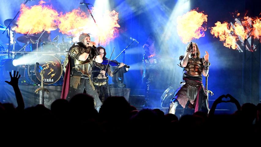 "Fegefeuer" heißt das 2023er Album der Band Feuerschwanz - mit ihm sind sie gerade auf Europa-Tour.