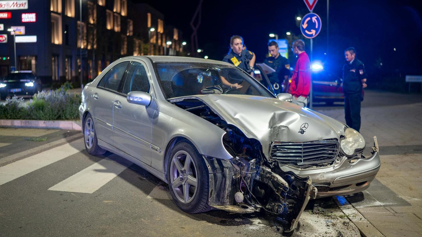 Und dann hat es rummms gemacht: Ein Mercedes-Fahrer nahm im Kreisel in der Nürnberger Straße die völlig falsche Ausfahrt und knallte gegen eine Laterne.