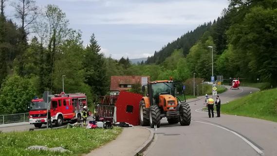 Rund 30 Verletzte bei Unfall mit Maiwagen in Südbaden