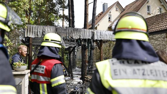 Brand in Erlangen: Unterstand geht in Flammen auf