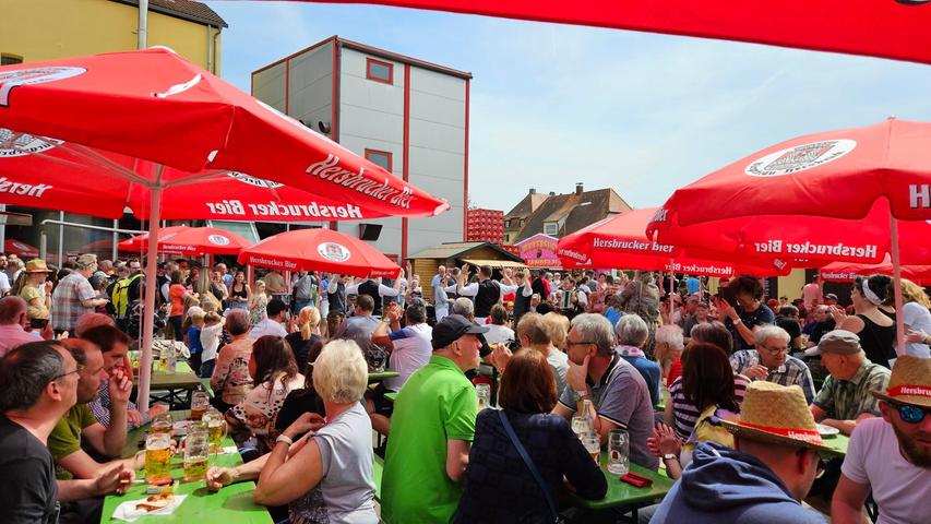 Am Brauereifest in Hersbruck feierten viele Besucher das herrliche Wetter - und das neue „Helle“