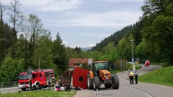 30 Verletzte bei Unfall mit Maiwagen in Süddeutschland - Polizei ermittelt gegen Fahrer