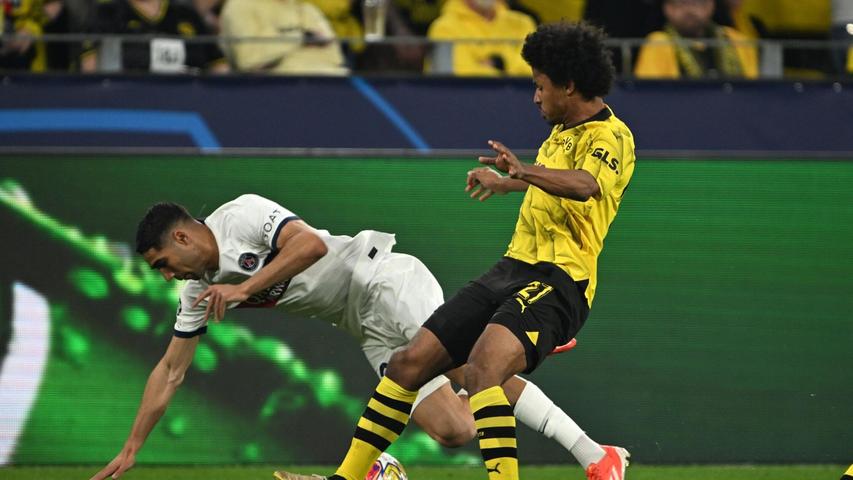 BVB-Flügelspieler Karim Adeyemi (r) bringt den Ex-Dortmunder Achraf Hakimi zu Fall.