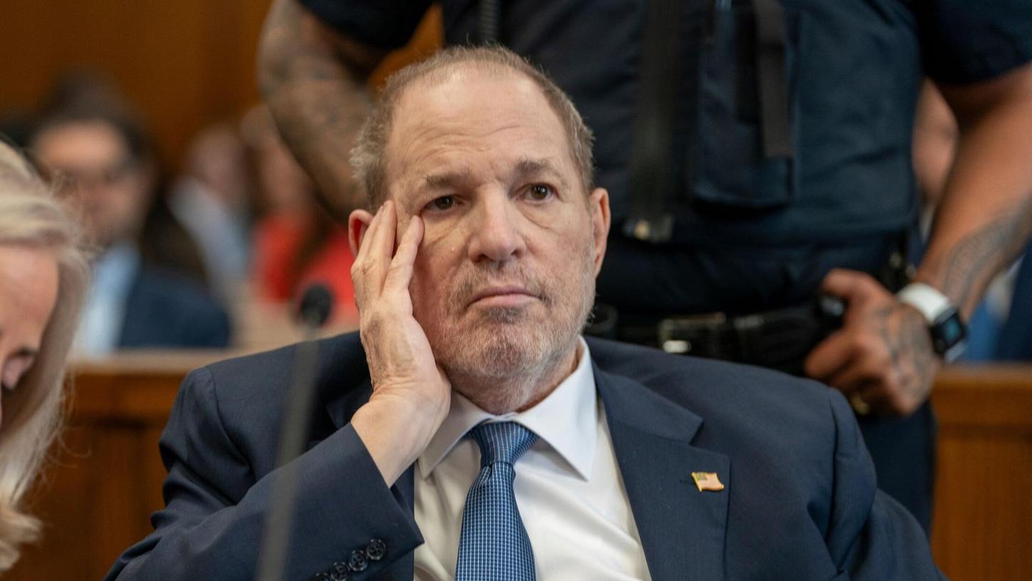 Harvey Weinstein war gestern zum ersten Mal wieder in einem New Yorker Gerichtssaal seit seiner Verurteilung wegen Vergewaltigung im Jahr 2020.