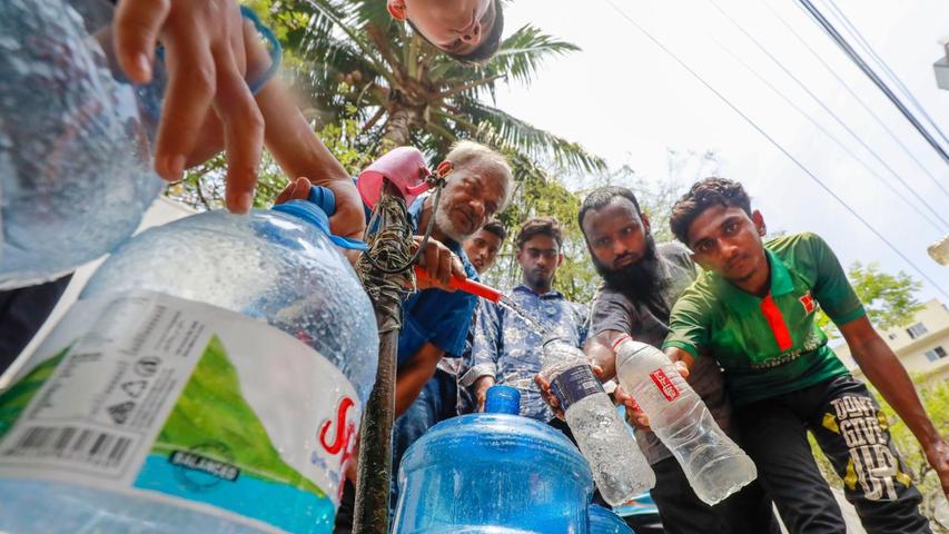 Viel trinken ist wichtig: Auch in Dhaka, Bangladesch, leiden die Menschen unter der extremen Hitze.