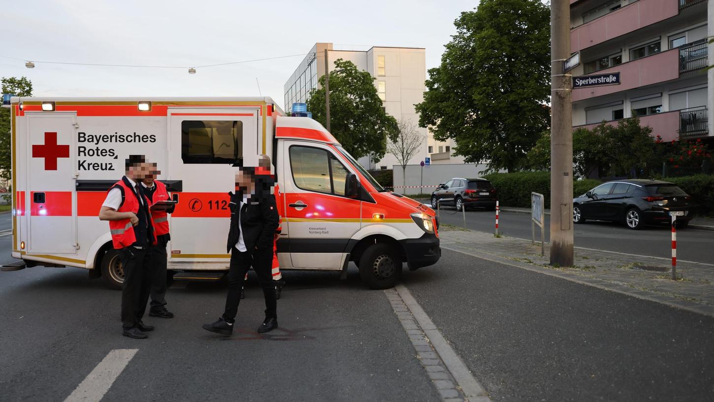 Bei einem Motorradunfall in Nürnberg starb ein Mann, nachdem er mit einem Linienbus kollidierte.