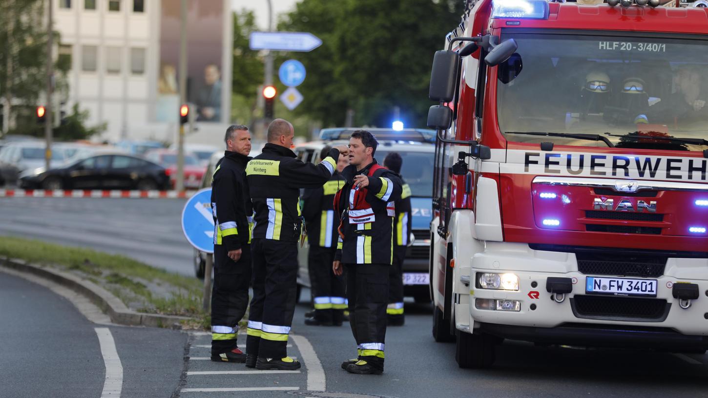 Ein Motorradfahrer ist am Donnerstagmorgen in Nürnberg mit einem Linienbus kollidiert.