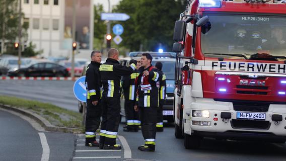 Motorradfahrer prallt gegen VAG-Bus und stirbt noch vor Ort - Sperrung im Nürnberger Süden