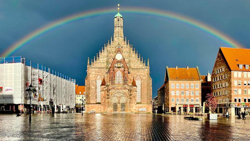 Der leere Hauptmarkt mit Regenbogen von Leserfotograf Martin Bauer.