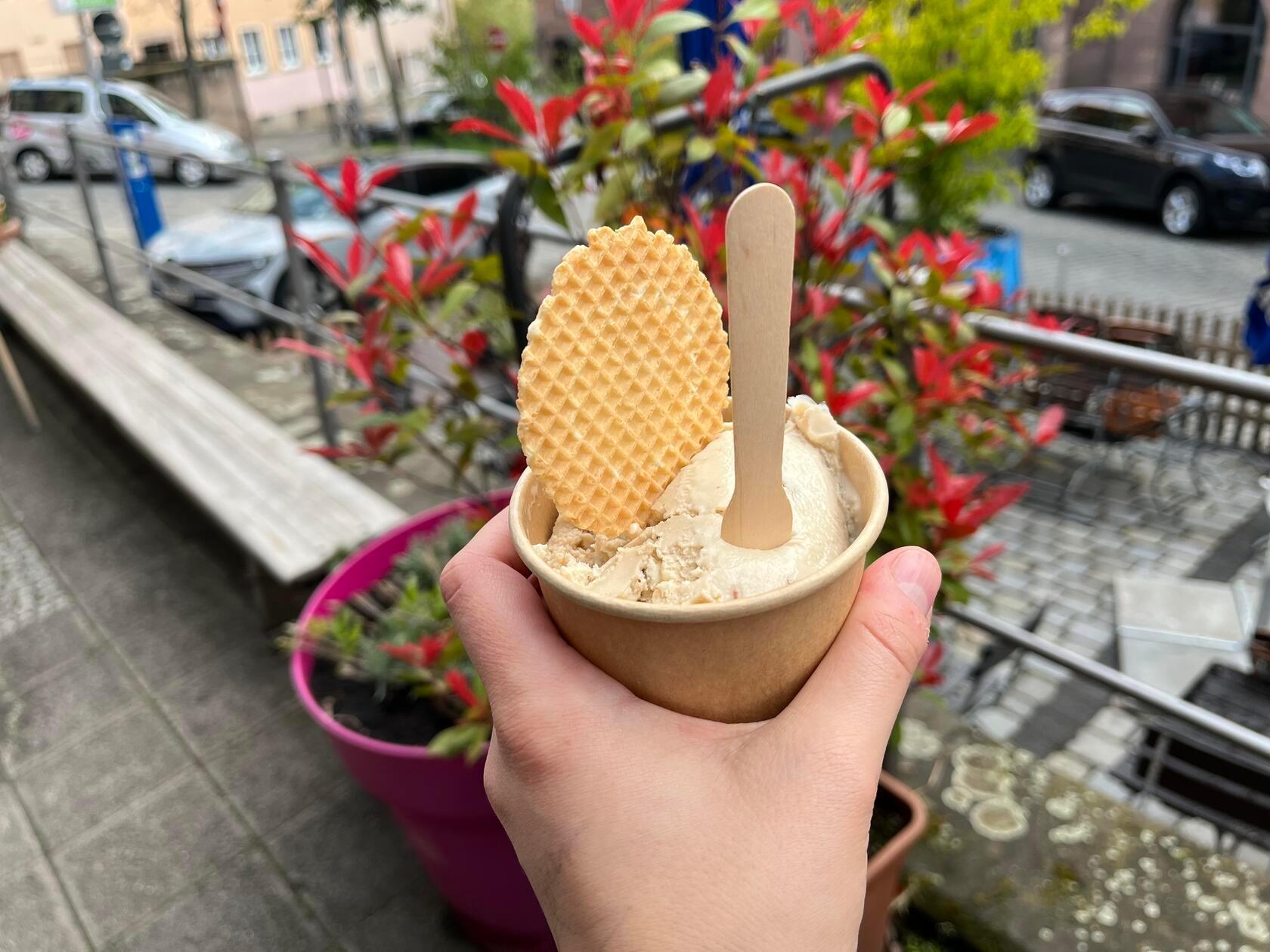 In der Eisdiele "Halt die Waffel" in der Bergstraße 16 in Nürnberg sticht das Sonnenblumenkern-Eis heraus. Es ist nussig und süß und ab und an bekommt man auch einen Sonnenblumenkern zwischen die Zähne. Eine Kugel bekommt man hier für 2 Euro.