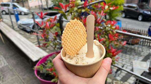 In der Eisdiele "Halt die Waffel" in der Bergstraße 16 in Nürnberg sticht das Sonnenblumenkern-Eis heraus. Es ist nussig und süß und ab und an bekommt man auch einen Sonnenblumenkern zwischen die Zähne. Eine Kugel bekommt man hier für 2 Euro.