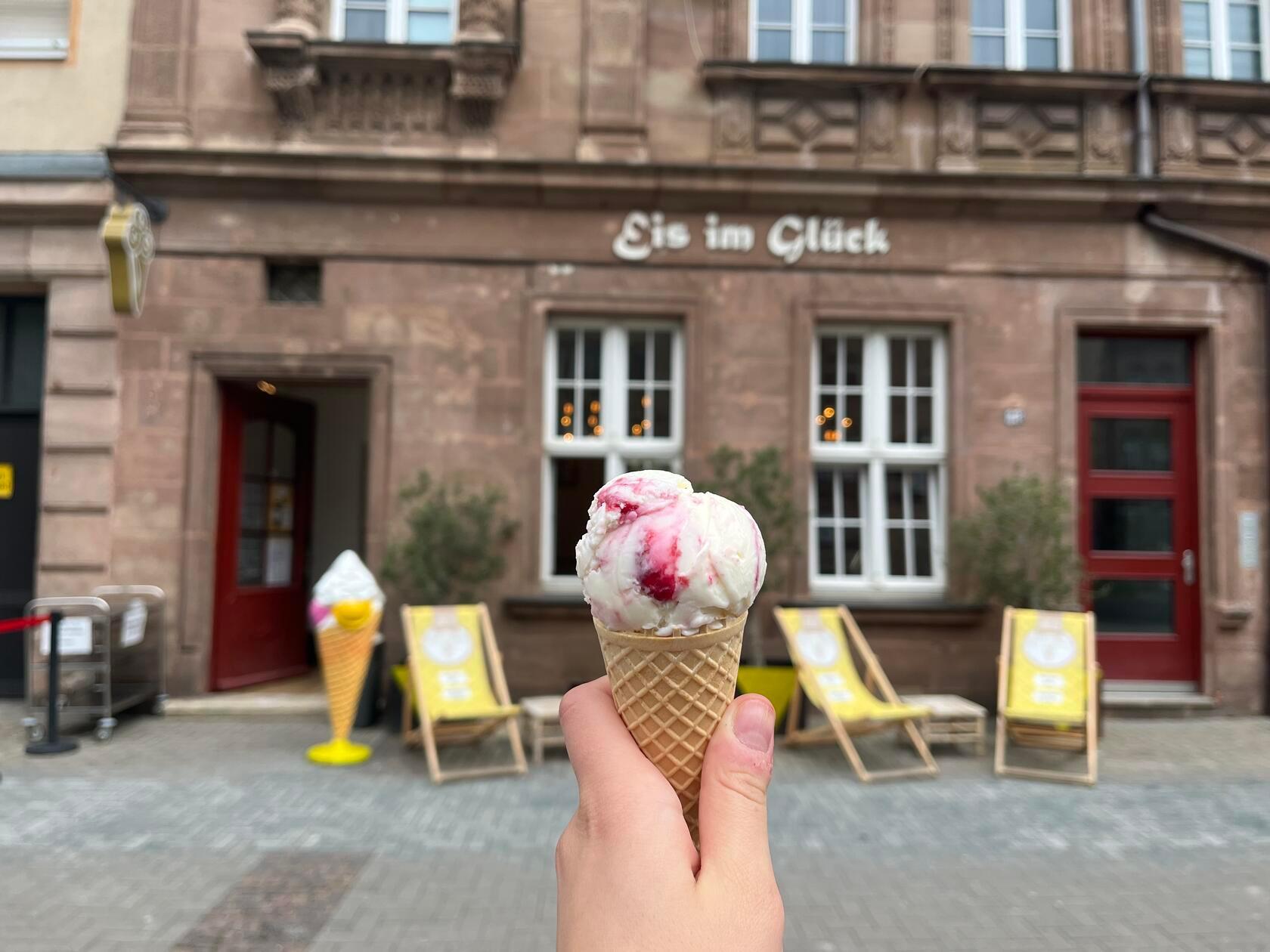 Beim "Eis im Glück" in der Fürther Straße 88 in Nürnberg gibt es ebenfalls ein paar außergewöhnliche Sorten, wie beispielsweise die Sorte Käsekuchen-Milcheis. Eine Kugel bekommt man für 2 Euro, das "Eis im Glück" hat vier Standorte in Nürnberg.