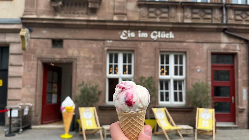 Beim "Eis im Glück" in der Fürther Straße 88 in Nürnberg gibt es ebenfalls ein paar außergewöhnliche Sorten, wie beispielsweise die Sorte Käsekuchen-Milcheis. Eine Kugel bekommt man für 2 Euro, das "Eis im Glück" hat vier Standorte in Nürnberg.