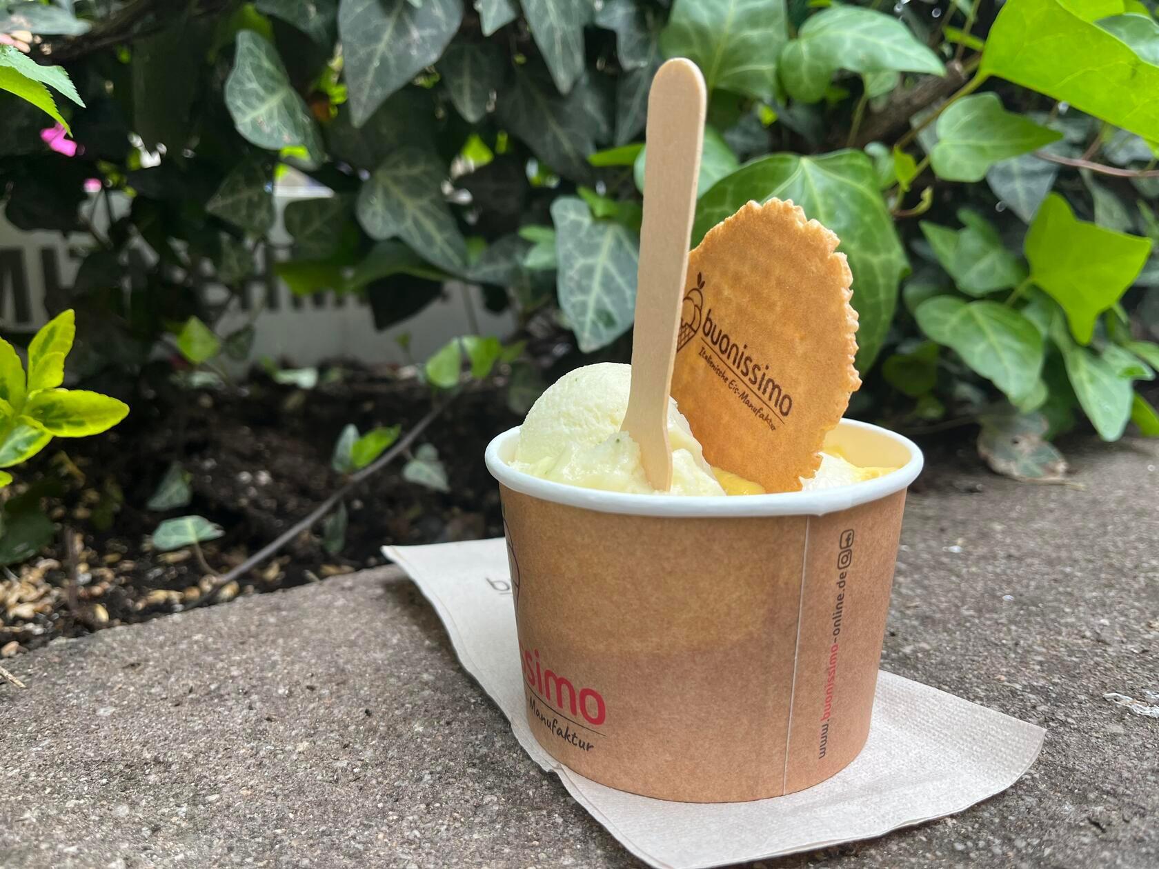 Die Eisdiele "Buonissimo" findet man an vielen Standorten in der Region. In der Filiale in der Königsstraße 38 gibt es einige ungewöhnliche Geschmacksrichtungen, die ab 1.80 Euro pro Kugel losgehen. Die Sorte Ananas-Minze mit Kokoscreme und Butter-Crumble macht Lust auf Strand und Piña Colada. Die Sorte Maracuja-Mousse mit weißer Schokolade und Basilikum sticht ebenfalls heraus. Hier kommt Fruchtiges, Süßes und Bitteres zusammen.