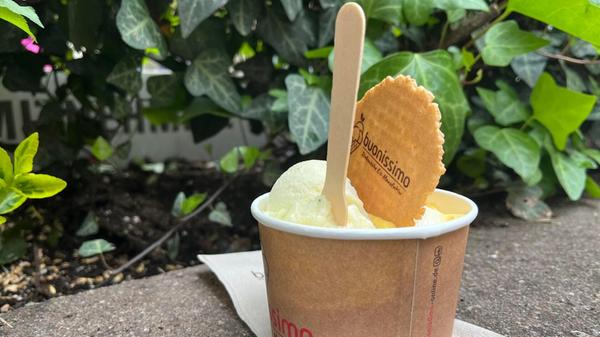 Die Eisdiele "Buonissimo" findet man an vielen Standorten in der Region. In der Filiale in der Königsstraße 38 gibt es einige ungewöhnliche Geschmacksrichtungen, die ab 1.80 Euro pro Kugel losgehen. Die Sorte Ananas-Minze mit Kokoscreme und Butter-Crumble macht Lust auf Strand und Piña Colada. Die Sorte Maracuja-Mousse mit weißer Schokolade und Basilikum sticht ebenfalls heraus. Hier kommt Fruchtiges, Süßes und Bitteres zusammen.