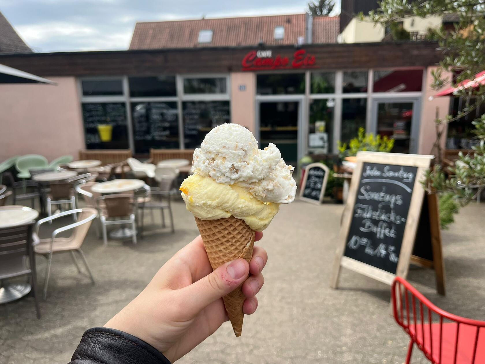 Bereits seit 1953 wird beim "Campo Eis" Eiscreme nach italienischen Rezepten hergestellt. Bei der Eisdiele in der Schnieglingerstraße 245, in Nürnberg kann man sich durch einige interessante Sorten testen. Besonders herausstechend sind die Sorten Gin-Orange und Griechisches Joghurt mit Walnüssen und Honig. Beide Sorten kosten 2,40 Euro. Das Eis wird mit frischen Zutaten gemacht und die Auswahl ist groß. Klassische Sorten gibt es dort pro Kugel ab 1,90 Euro.